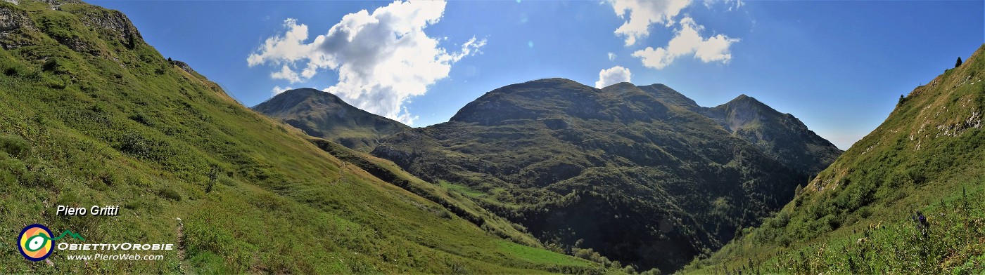 21 Proseguendo sul sent. 237  in discesa con vista in Zucco Agnelli a sx e Cimetto, Cime Foppazzi e Grem a dx.jpg